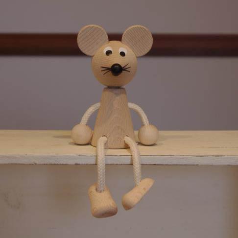 木製のネズミの人形